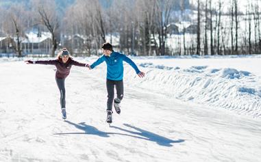 Paar beim Eislaufen