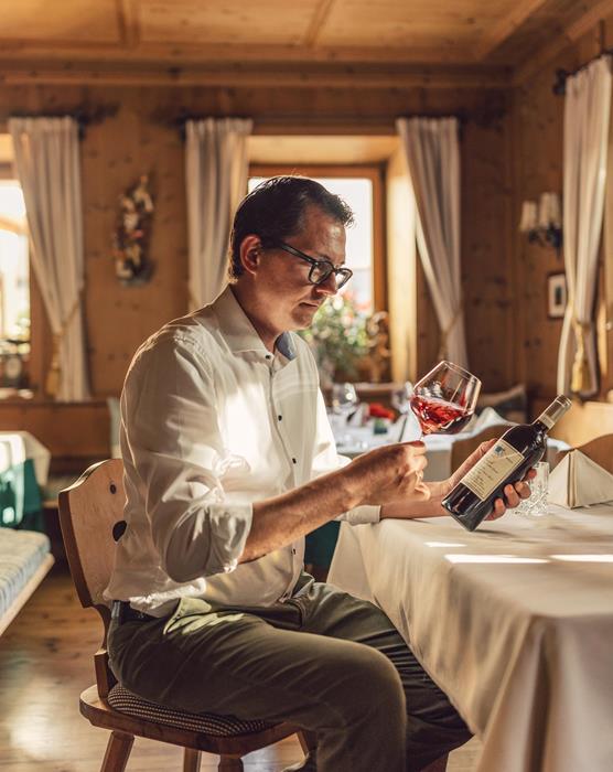 Peter testet einen Wein