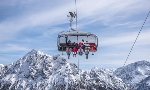 Familie im Skilift